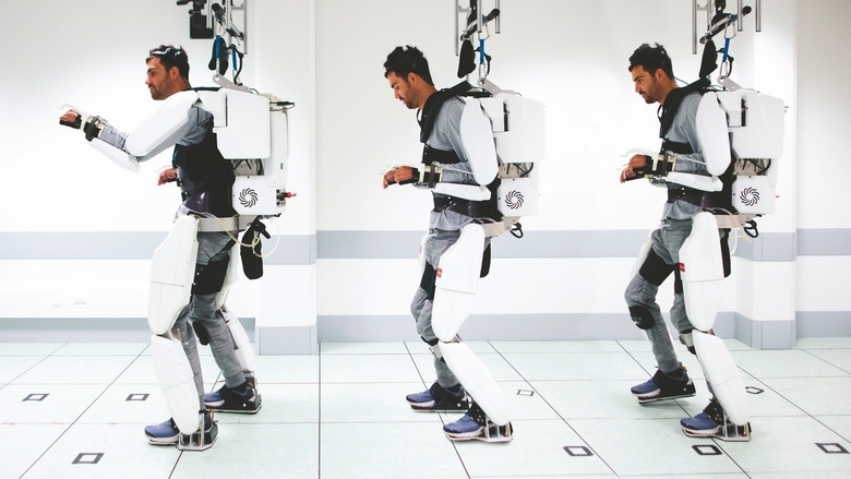 Pria Lumpuh Asal Prancis Dapat Berjalan Kembali Berkat Exoskeleton yang Dikendalikan Otak 